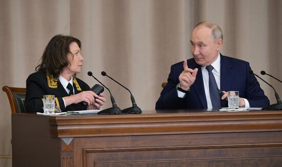 Президент Владимир Путин принял участие в совещании судей всех российских судов