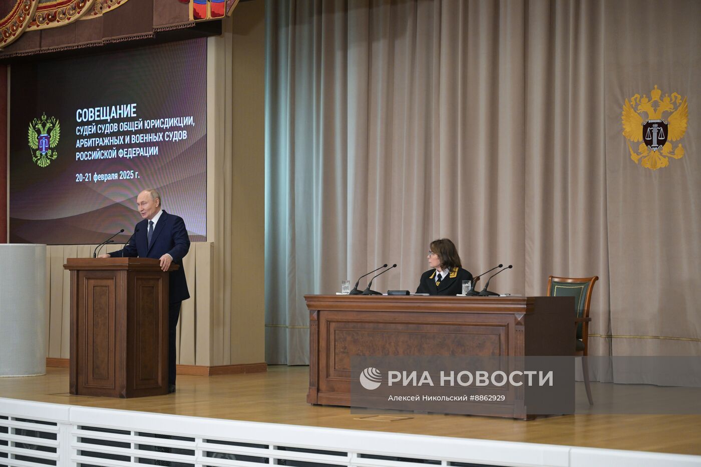 Президент Владимир Путин принял участие в совещании судей всех российских судов