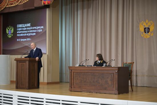 Президент Владимир Путин принял участие в совещании судей всех российских судов