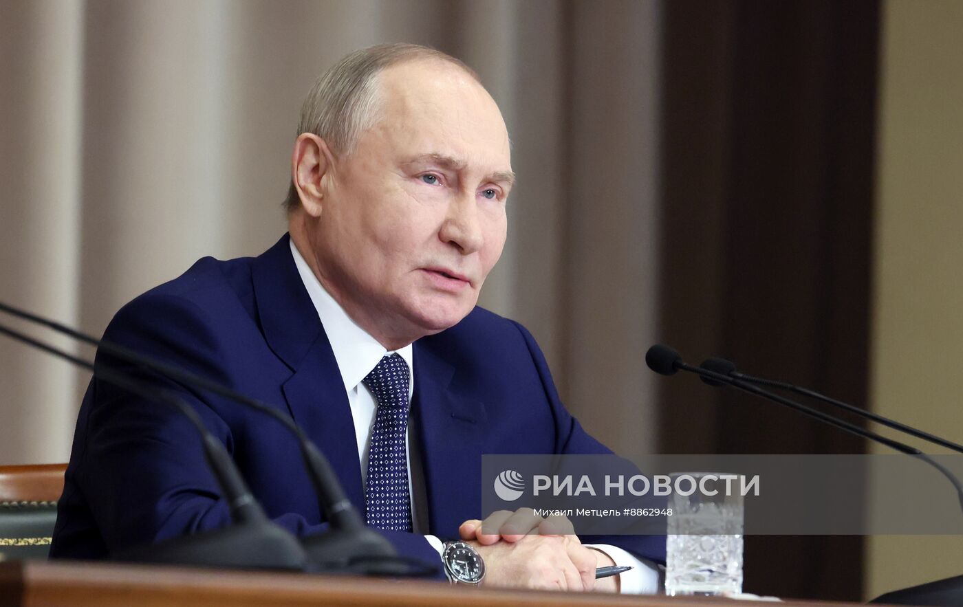 Президент Владимир Путин принял участие в совещании судей всех российских судов
