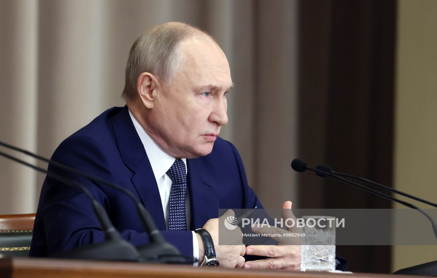 Президент Владимир Путин принял участие в совещании судей всех российских судов