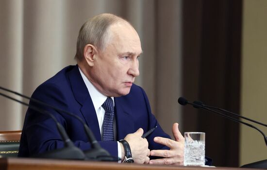 Президент Владимир Путин принял участие в совещании судей всех российских судов