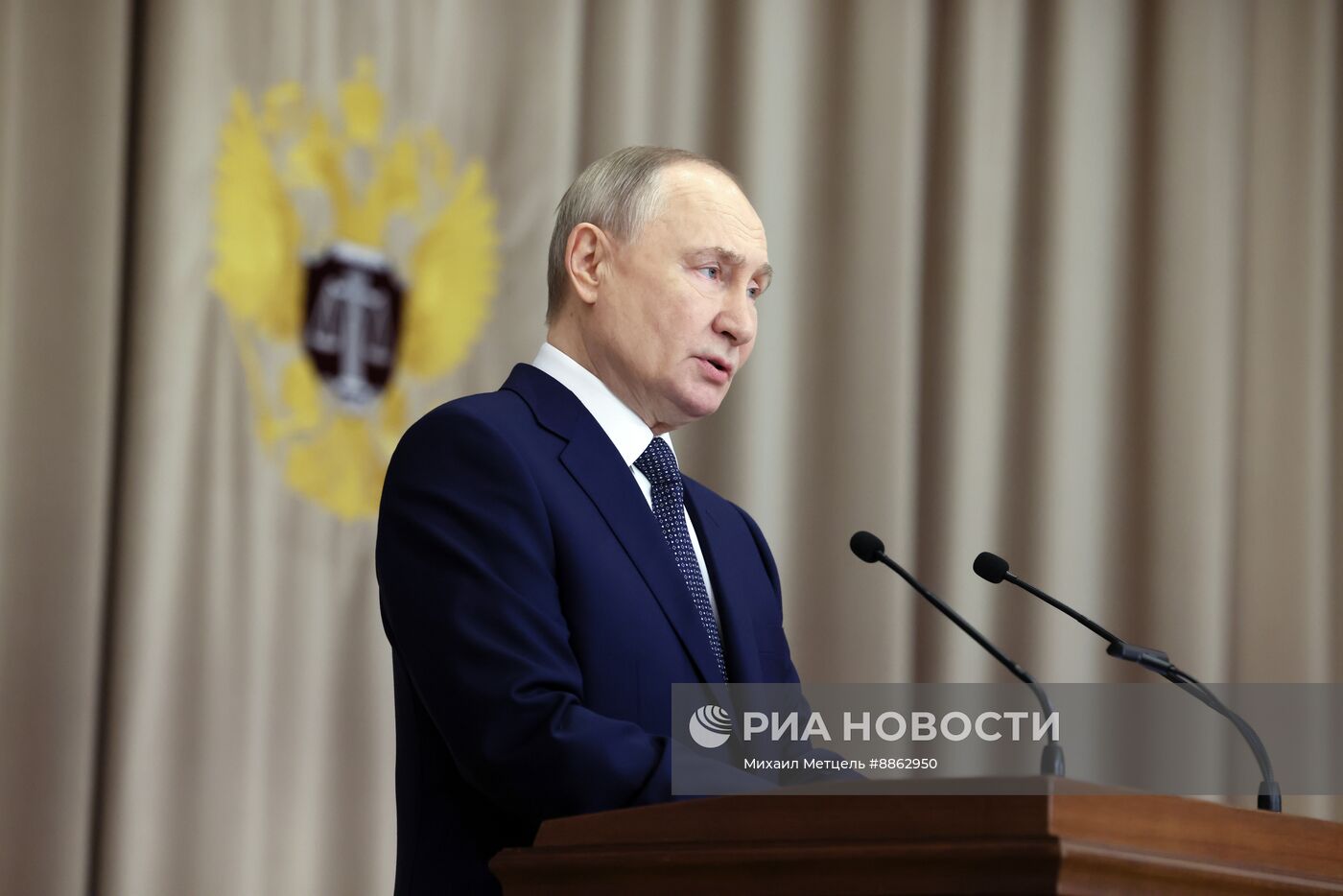 Президент Владимир Путин принял участие в совещании судей всех российских судов