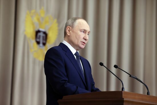 Президент Владимир Путин принял участие в совещании судей всех российских судов