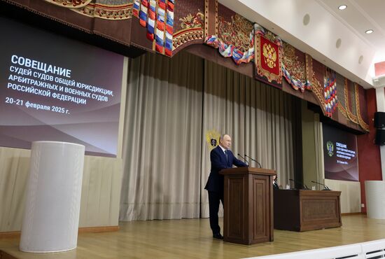 Президент Владимир Путин принял участие в совещании судей всех российских судов
