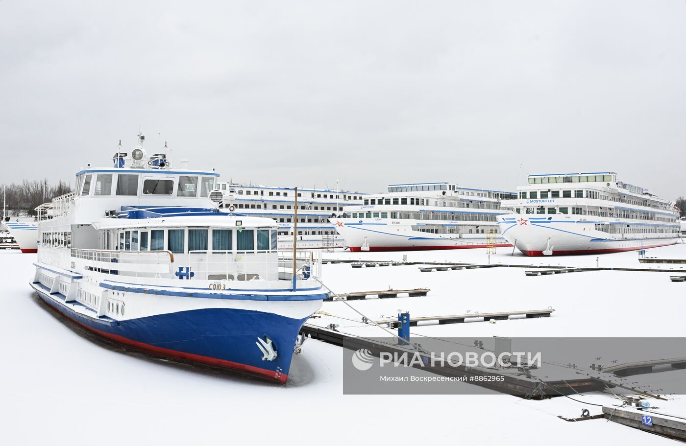 Стоянка теплоходов в период закрытия речной навигации в Москве