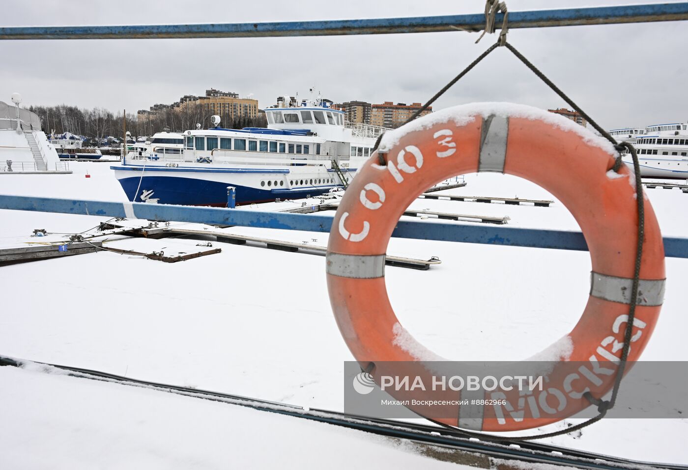 Стоянка теплоходов в период закрытия речной навигации в Москве