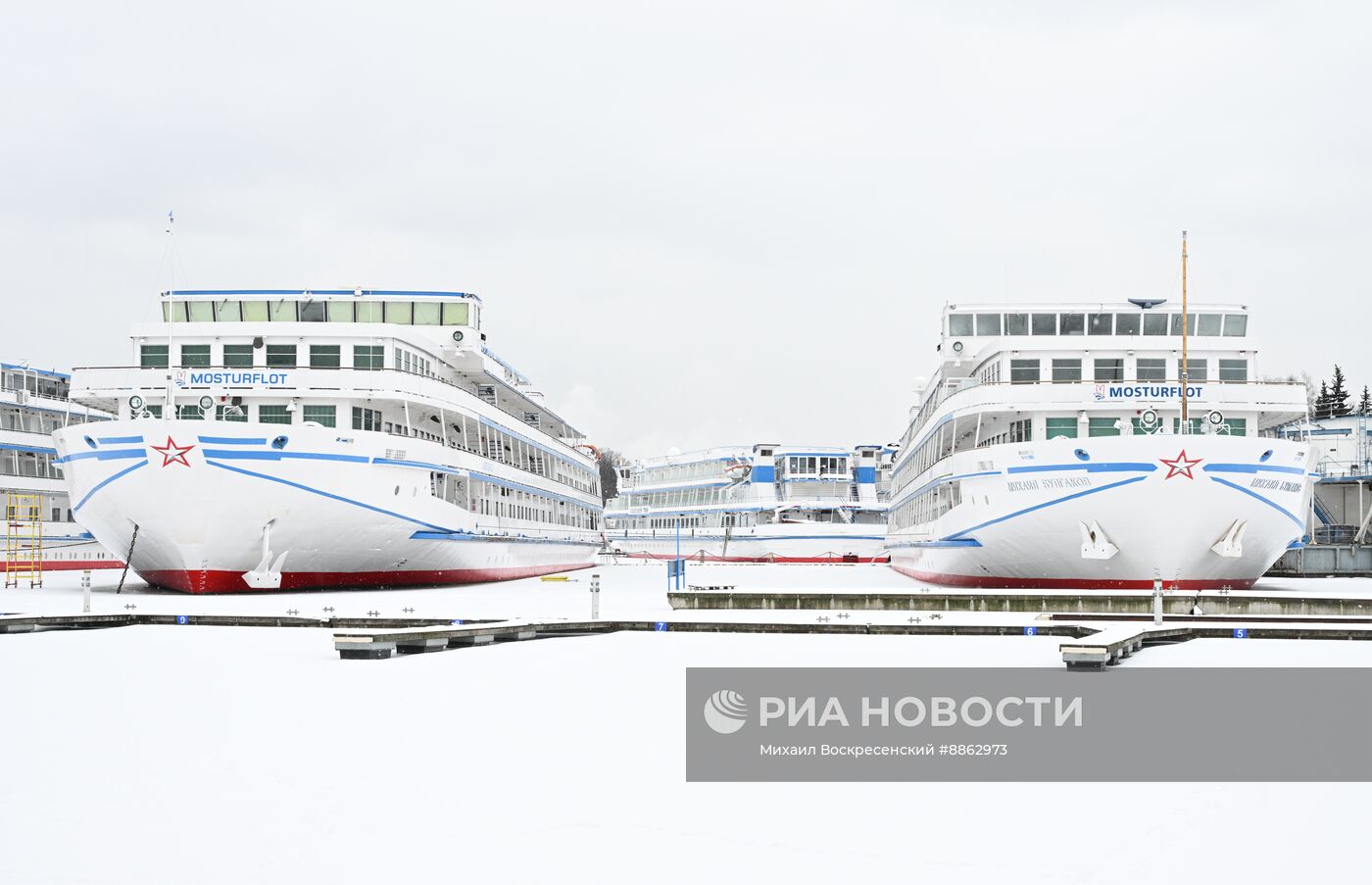 Стоянка теплоходов в период закрытия речной навигации в Москве