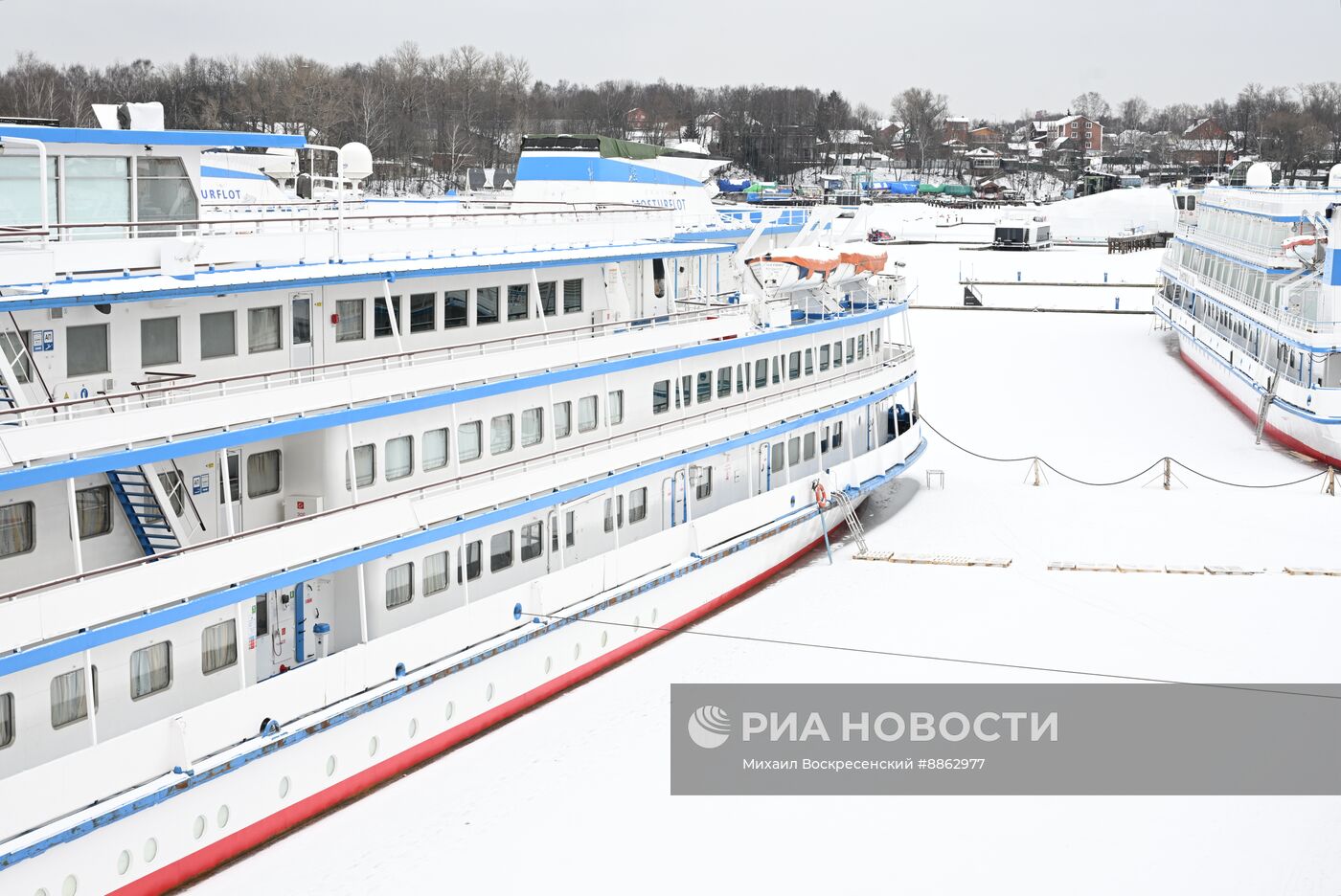 Стоянка теплоходов в период закрытия речной навигации в Москве