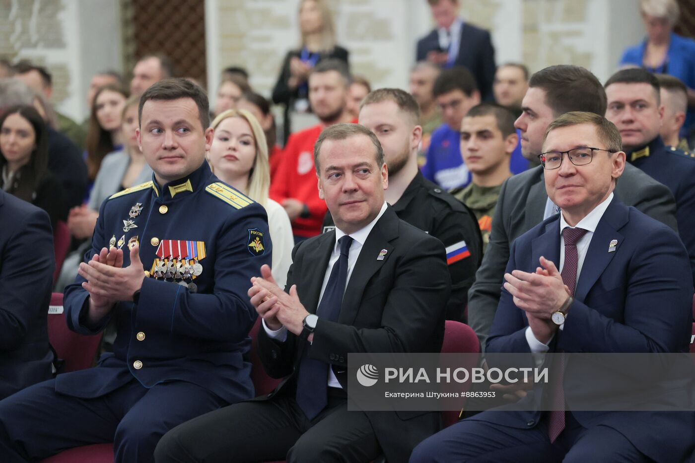 Зампред Совбеза РФ Д. Медведев встретился с ветеранами боевых действий разных поколений