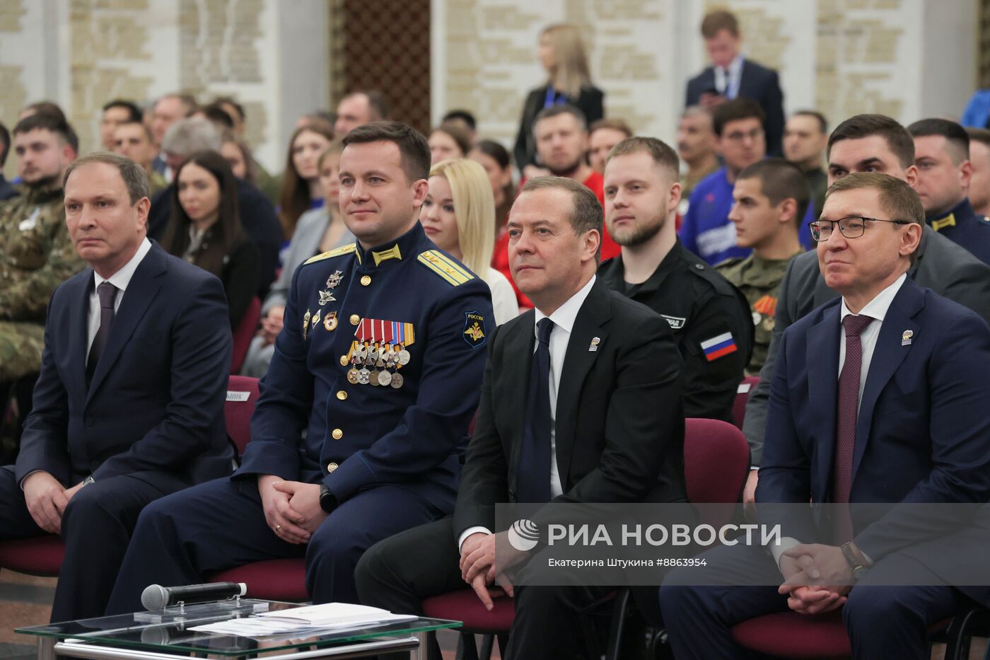Зампред Совбеза РФ Д. Медведев встретился с ветеранами боевых действий разных поколений