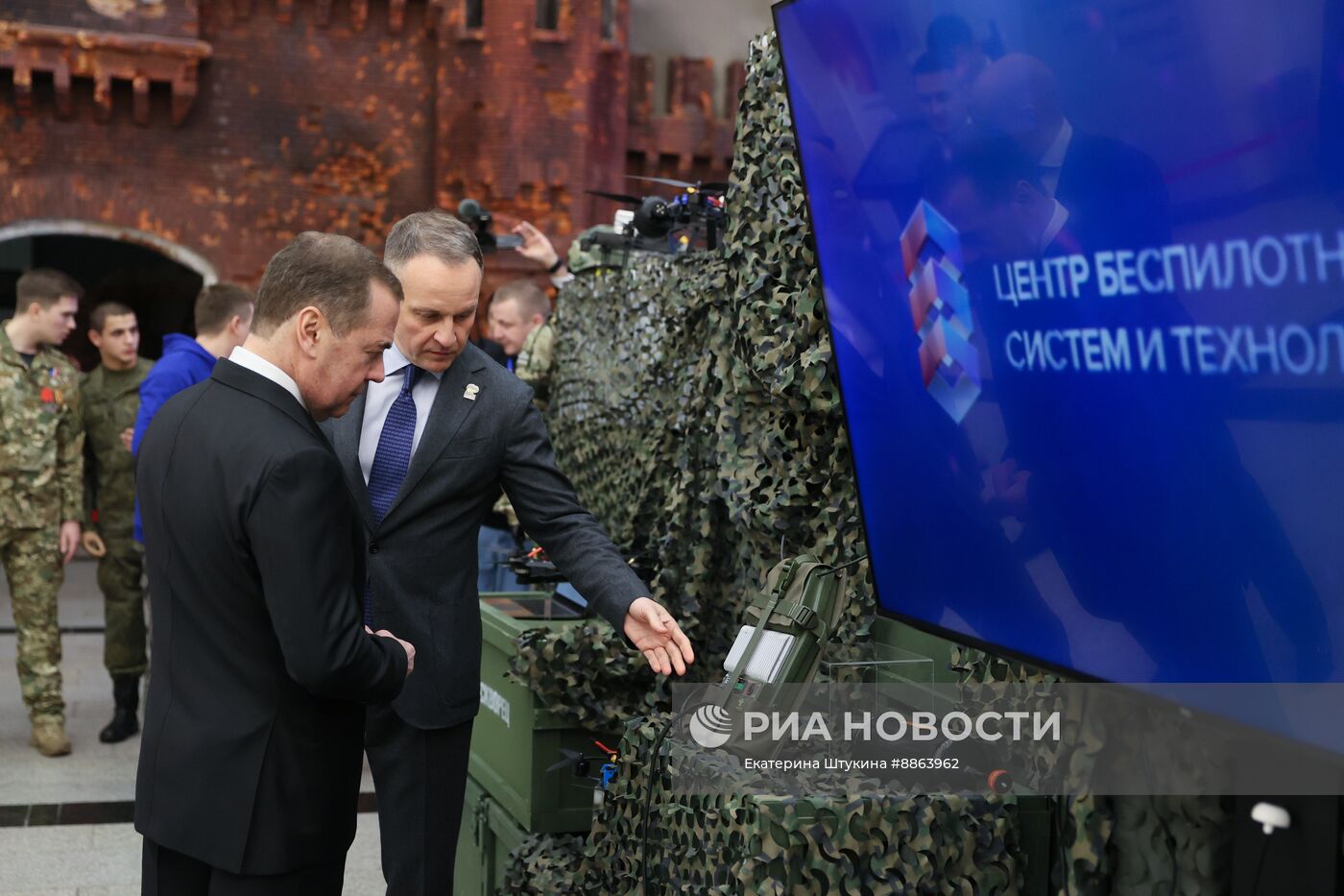 Зампред Совбеза РФ Д. Медведев встретился с ветеранами боевых действий разных поколений