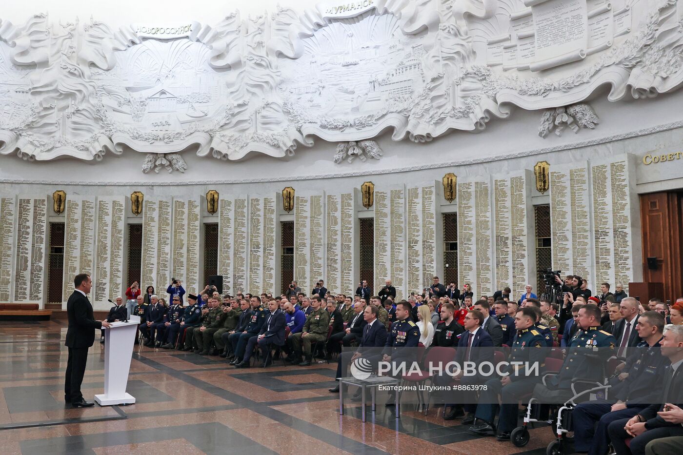 Зампред Совбеза РФ Д. Медведев встретился с ветеранами боевых действий разных поколений