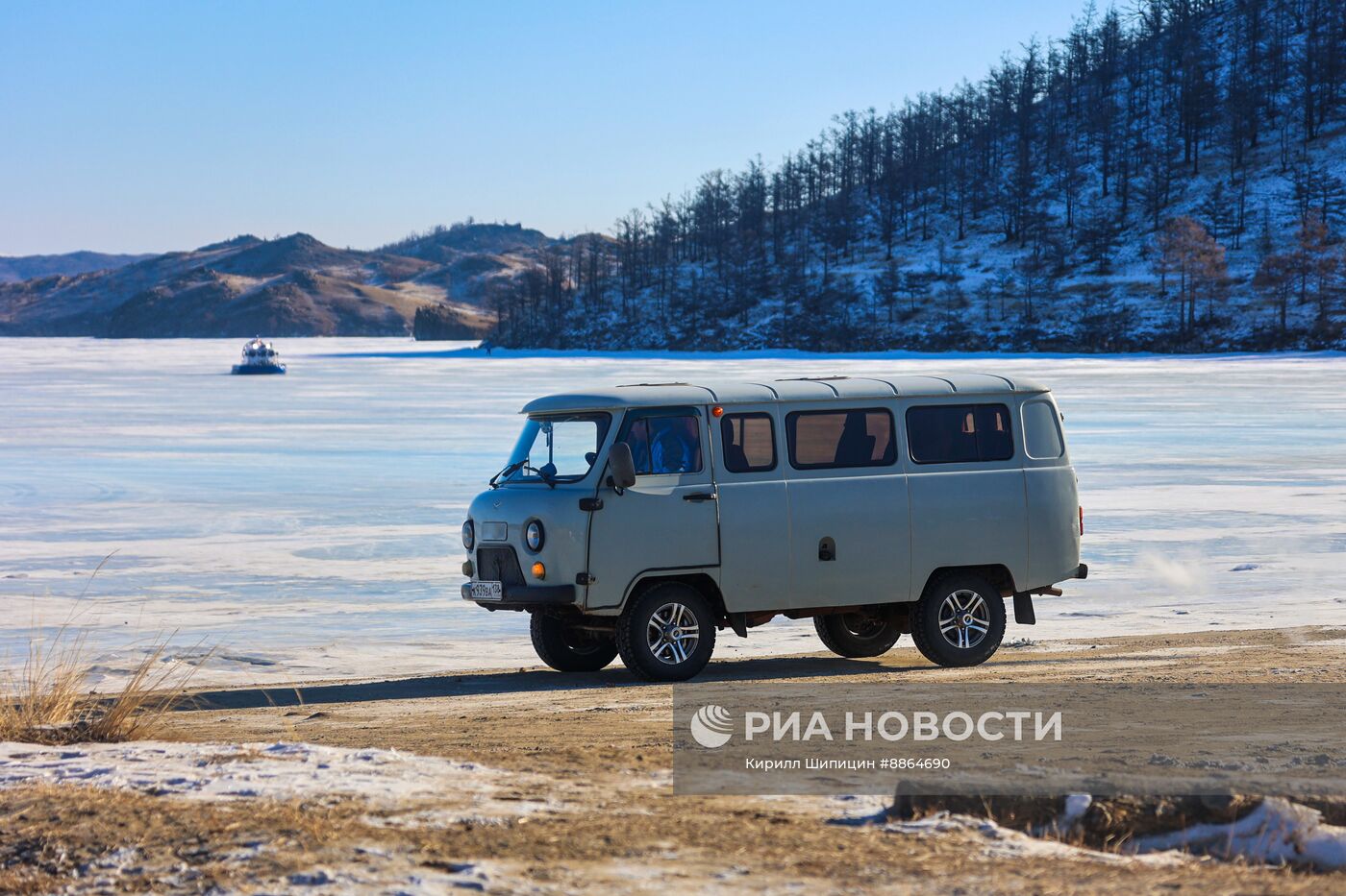 Ледовая переправа на остров Ольхон