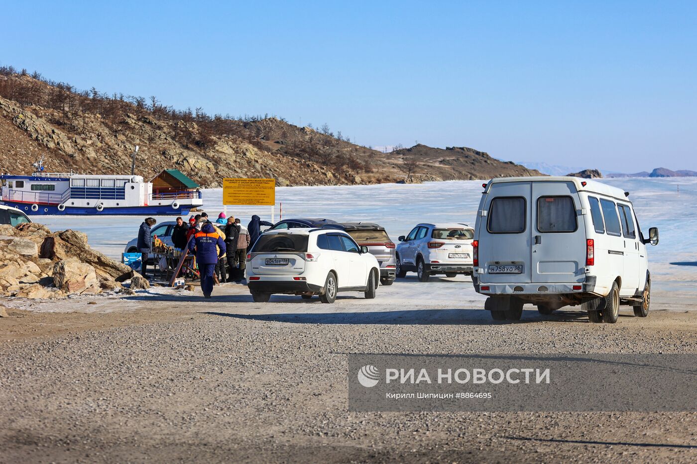 Ледовая переправа на остров Ольхон