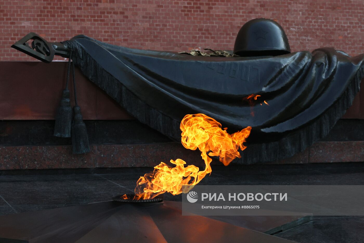 Зампред Совбеза РФ Д. Медведев возложил цветы к Могиле Неизвестного Солдата