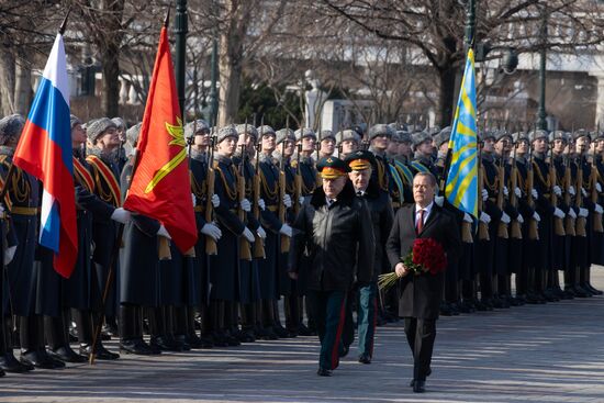 Зампред Совбеза РФ Д. Медведев возложил цветы к Могиле Неизвестного Солдата