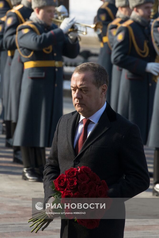 Зампред Совбеза РФ Д. Медведев возложил цветы к Могиле Неизвестного Солдата