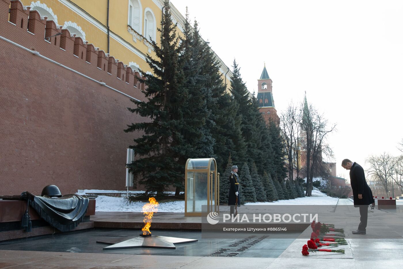 Зампред Совбеза РФ Д. Медведев возложил цветы к Могиле Неизвестного Солдата