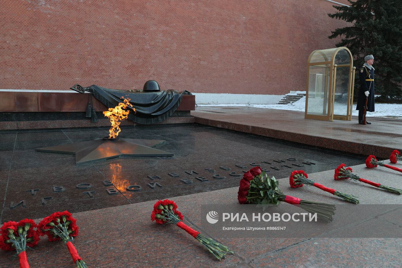 Зампред Совбеза РФ Д. Медведев возложил цветы к Могиле Неизвестного Солдата