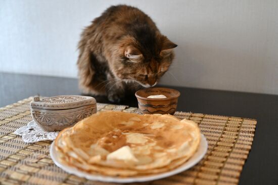 Выпечка блинов накануне Масленицы