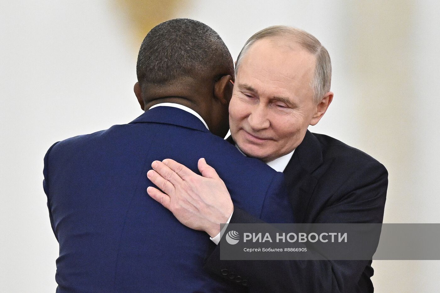 Президент Владимир Путин встретился с президентом Гвинеи-Бисау Умару Сисоку Эмбало