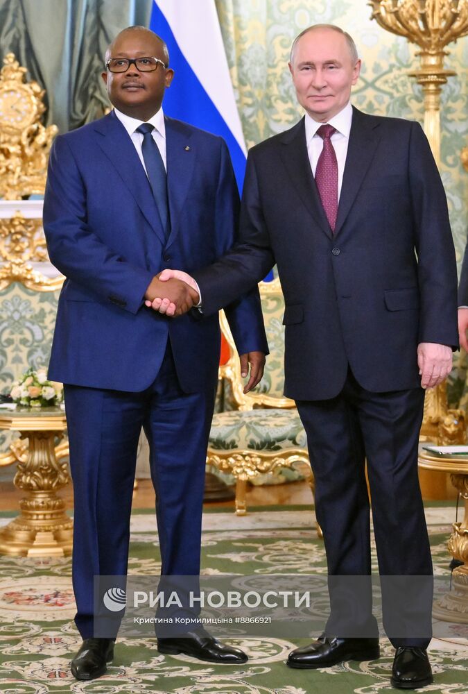 Президент Владимир Путин встретился с президентом Гвинеи-Бисау Умару Сисоку Эмбало