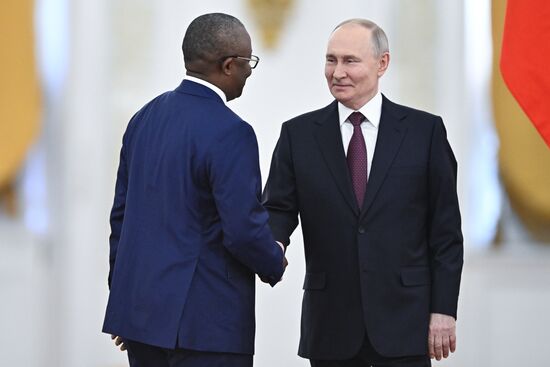 Президент Владимир Путин встретился с президентом Гвинеи-Бисау Умару Сисоку Эмбало