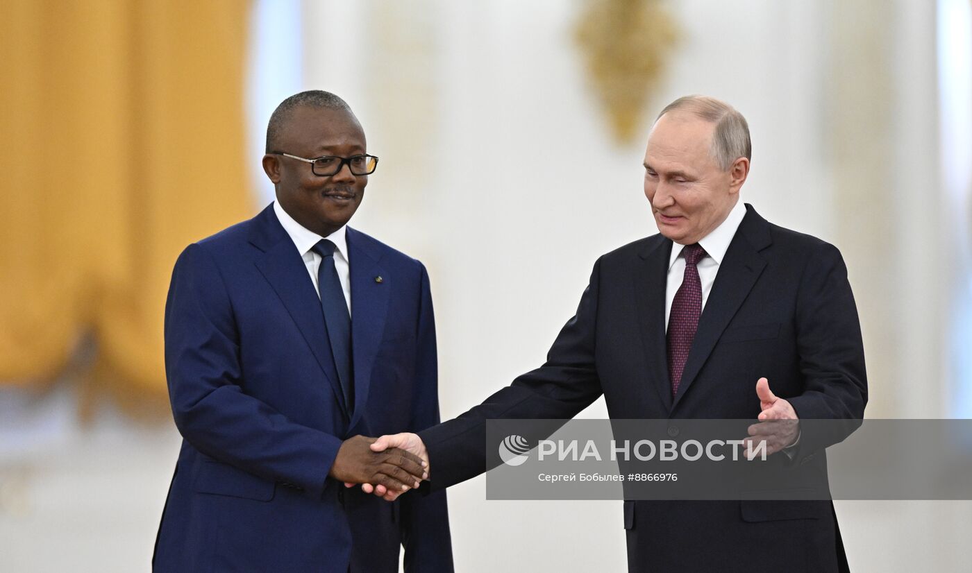 Президент Владимир Путин встретился с президентом Гвинеи-Бисау Умару Сисоку Эмбало