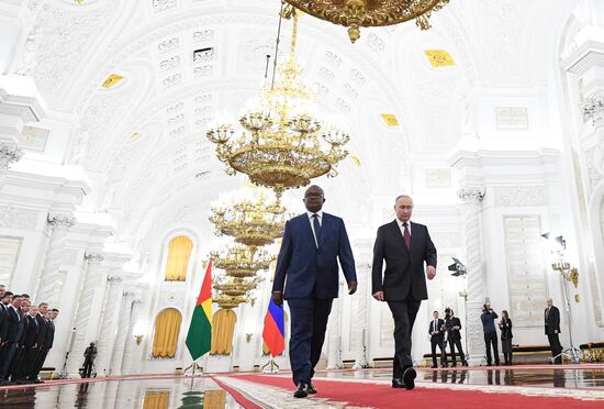 Президент Владимир Путин встретился с президентом Гвинеи-Бисау Умару Сисоку Эмбало