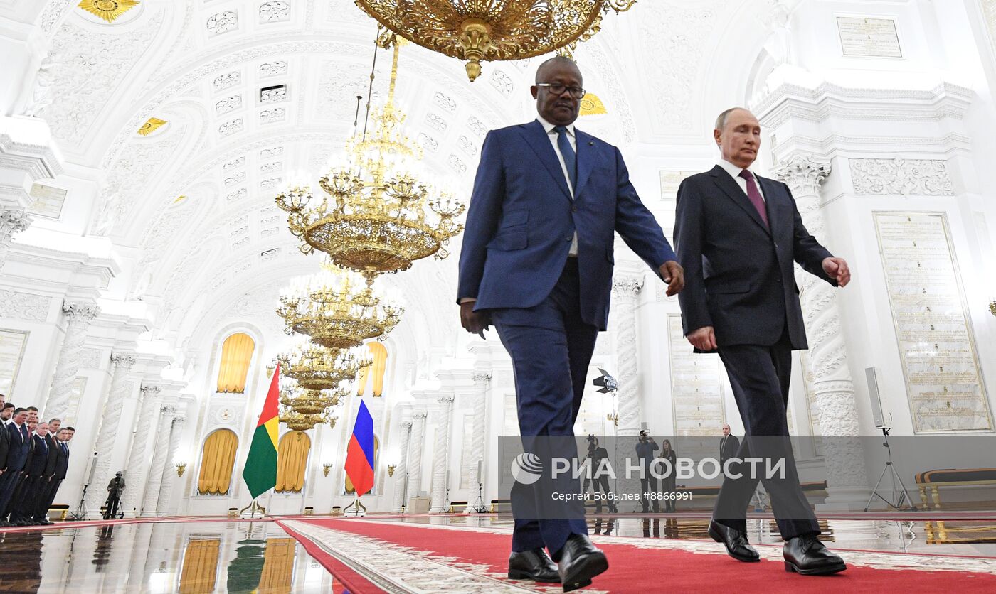 Президент Владимир Путин встретился с президентом Гвинеи-Бисау Умару Сисоку Эмбало