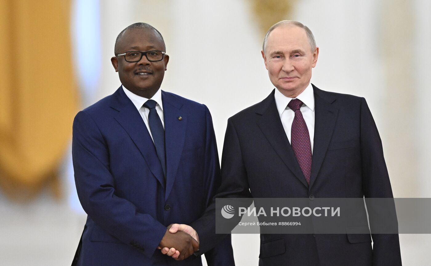 Президент Владимир Путин встретился с президентом Гвинеи-Бисау Умару Сисоку Эмбало