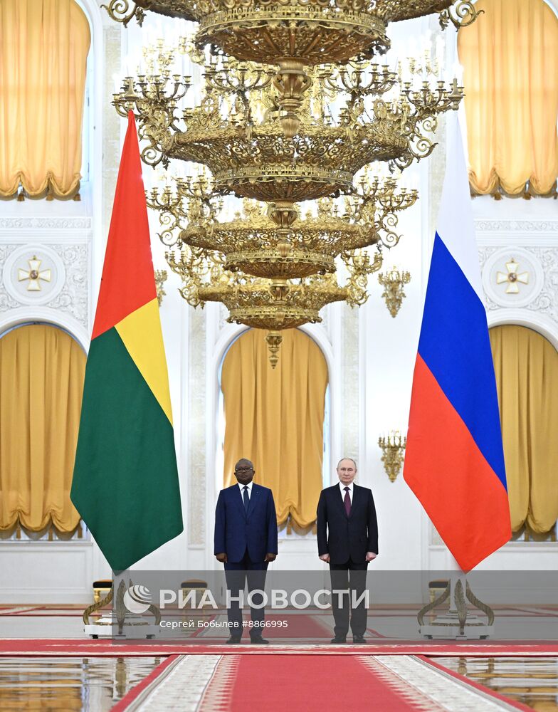 Президент Владимир Путин встретился с президентом Гвинеи-Бисау Умару Сисоку Эмбало
