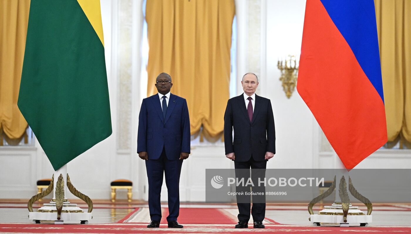 Президент Владимир Путин встретился с президентом Гвинеи-Бисау Умару Сисоку Эмбало