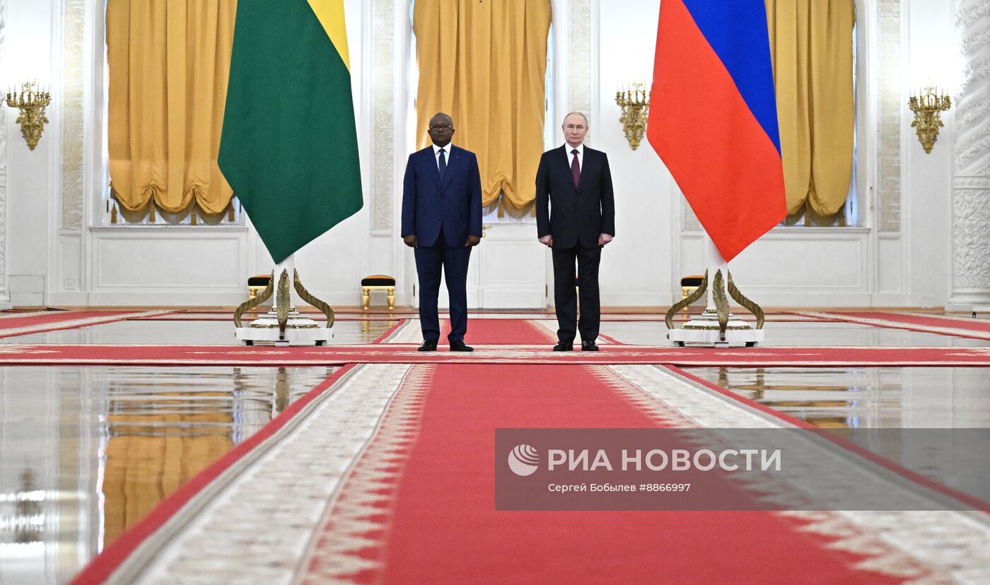 Президент Владимир Путин встретился с президентом Гвинеи-Бисау Умару Сисоку Эмбало