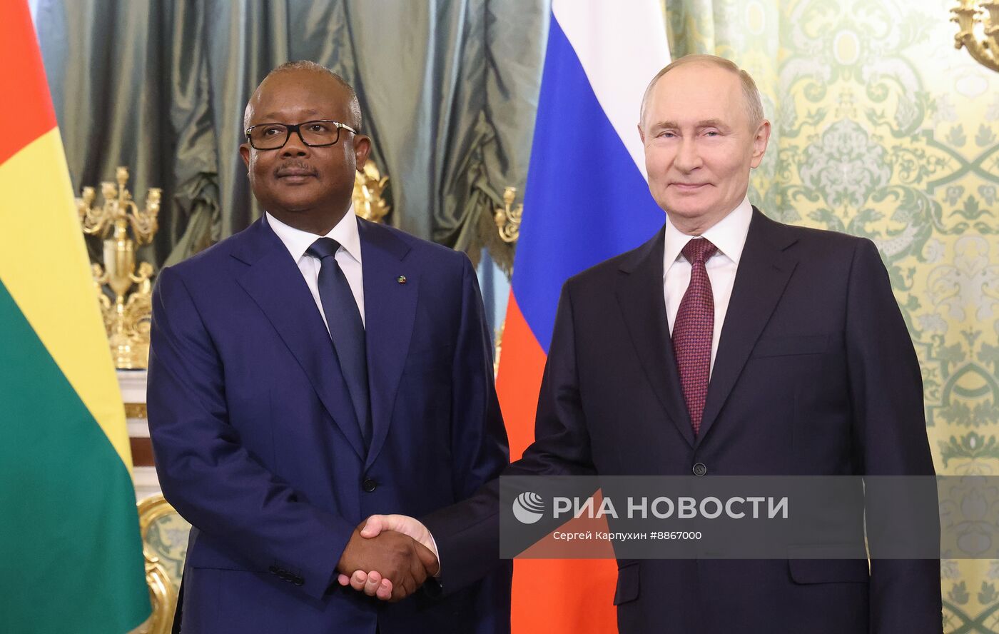 Президент Владимир Путин встретился с президентом Гвинеи-Бисау Умару Сисоку Эмбало