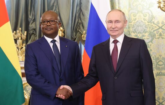 Президент Владимир Путин встретился с президентом Гвинеи-Бисау Умару Сисоку Эмбало