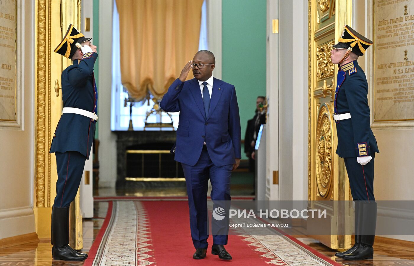 Президент Владимир Путин встретился с президентом Гвинеи-Бисау Умару Сисоку Эмбало