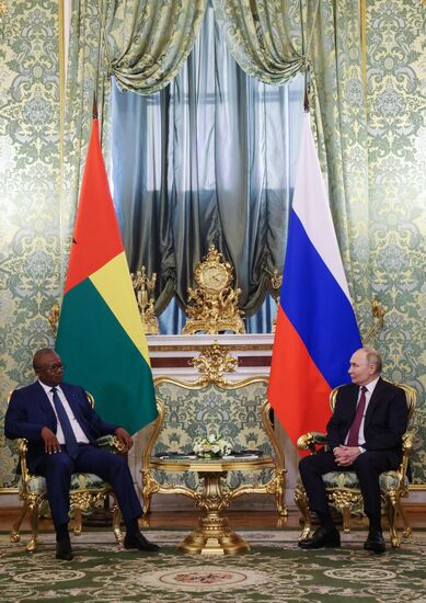 Президент Владимир Путин встретился с президентом Гвинеи-Бисау Умару Сисоку Эмбало