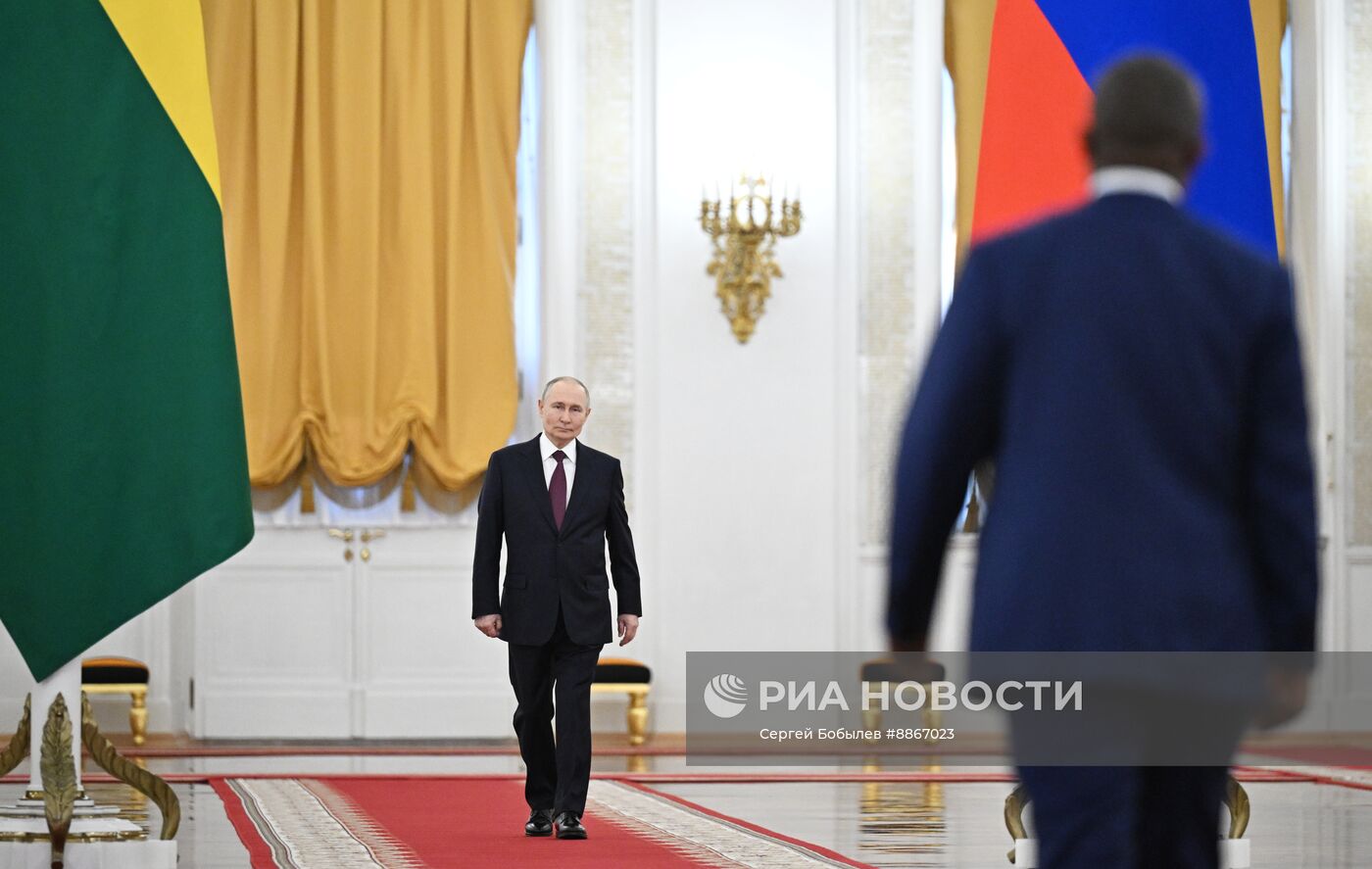Президент Владимир Путин встретился с президентом Гвинеи-Бисау Умару Сисоку Эмбало