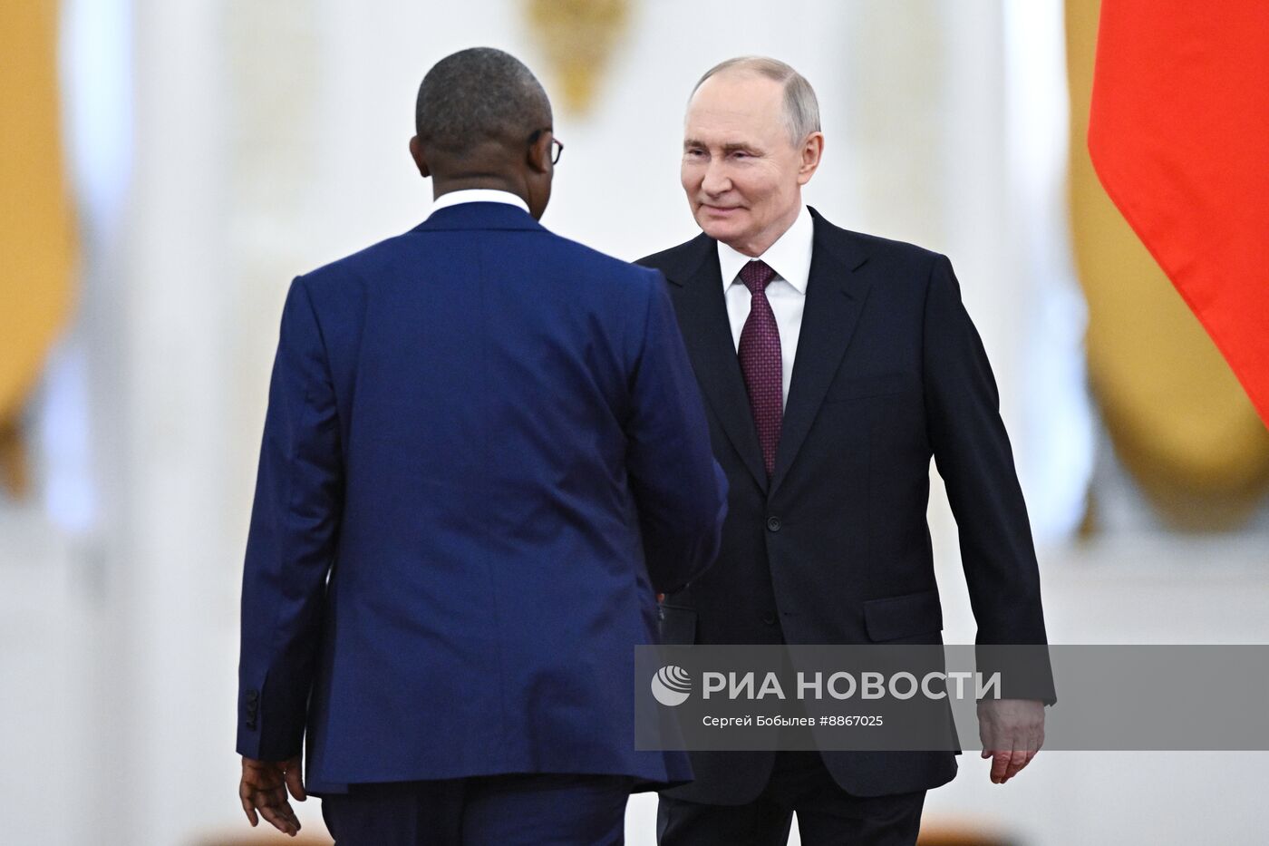 Президент Владимир Путин встретился с президентом Гвинеи-Бисау Умару Сисоку Эмбало