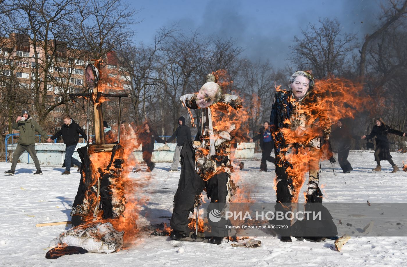 В Донецке в честь празднования Масленицы сожгли чучела европейских политиков