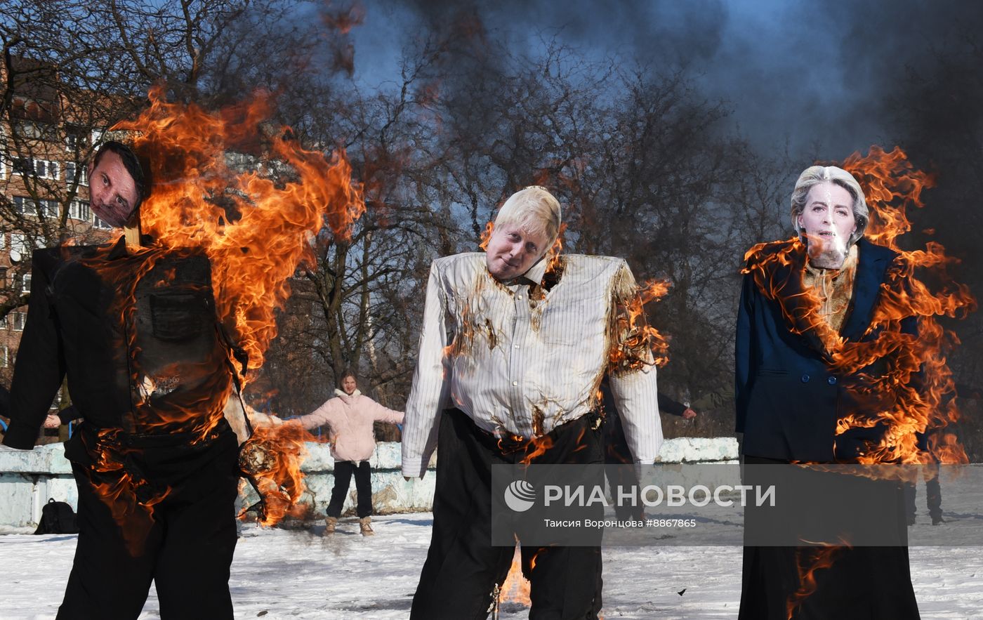 В Донецке в честь празднования Масленицы сожгли чучела европейских политиков