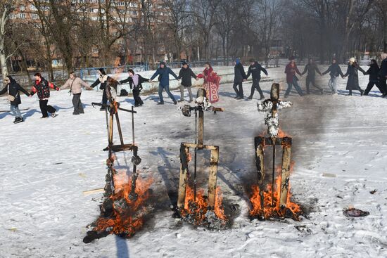 В Донецке в честь празднования Масленицы сожгли чучела европейских политиков