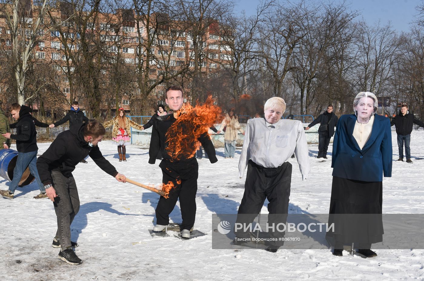 В Донецке в честь празднования Масленицы сожгли чучела европейских политиков