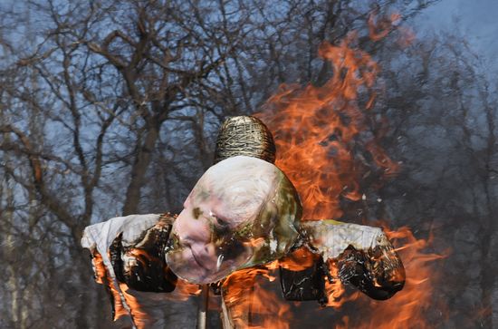 В Донецке в честь празднования Масленицы сожгли чучела европейских политиков