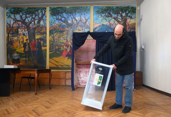 Подготовка избирательных участков к выборам президента Абхазии