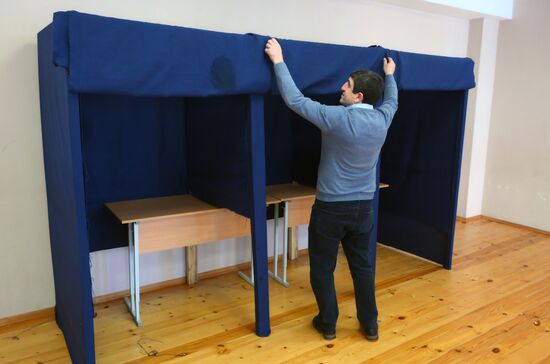 Подготовка избирательных участков к выборам президента Абхазии