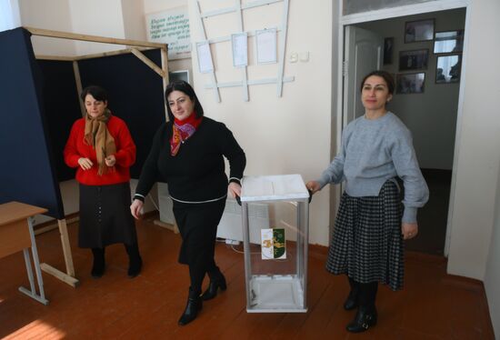 Подготовка избирательных участков к выборам президента Абхазии