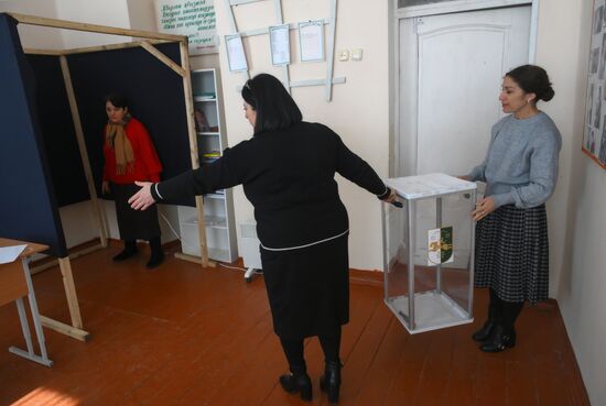 Подготовка избирательных участков к выборам президента Абхазии